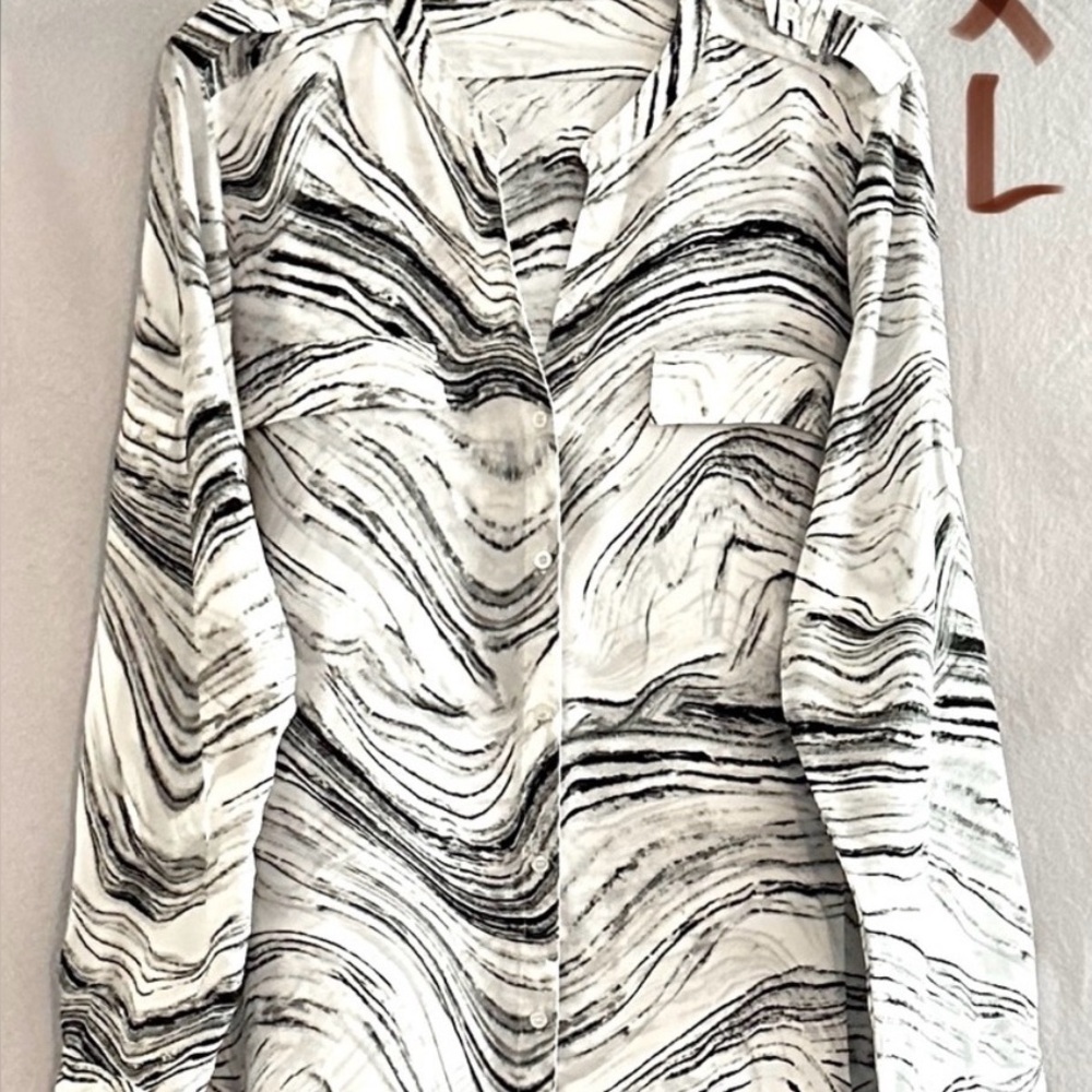LADIES WHITE TOP WITH BLACK DESIGNS